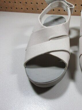 Clarks womens Champagne Caddell Bright strappy wedge sandals 9 W